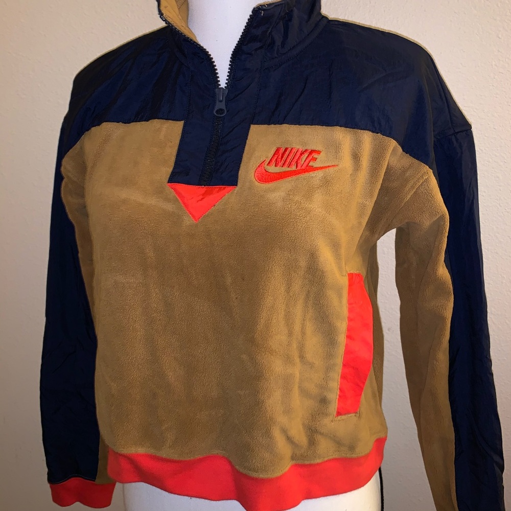 nike sweater ! 🤩